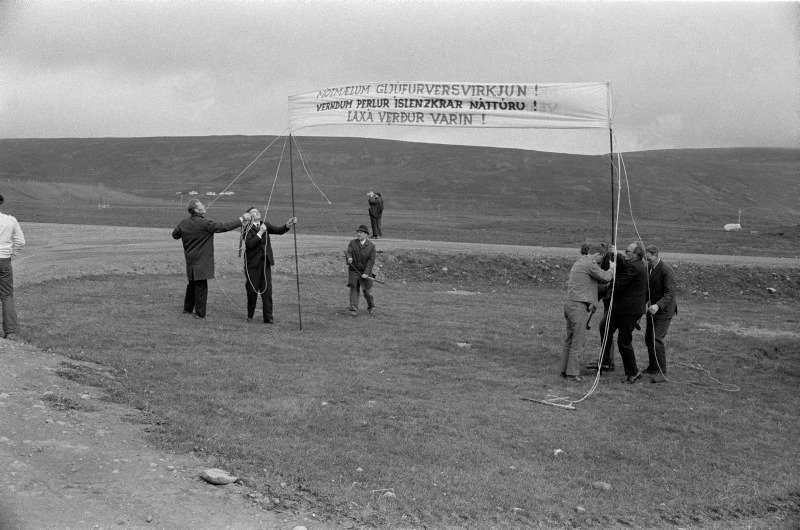 Spegill þjóðar - fréttamyndir í 50 ár og sagan á bak við þær